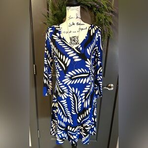 Diane Von Furstenberg VINTAGE Silk Mini DESIGNER Dress with Long Sleeve.  Size 6